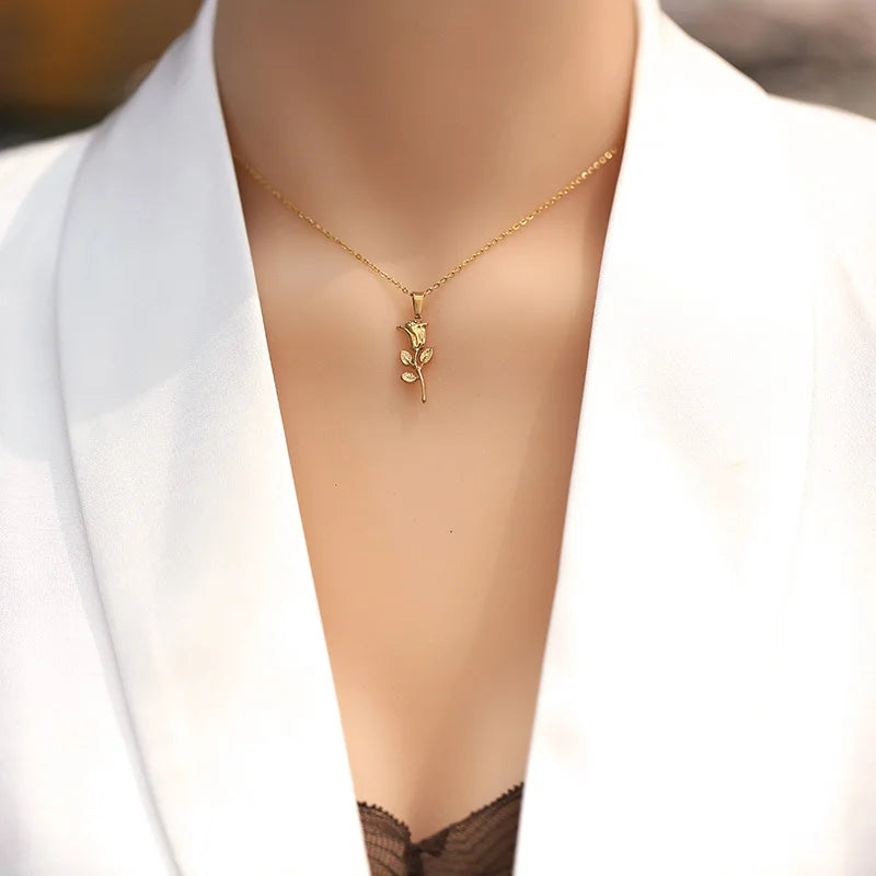 THE ROSÉ COLLARBONE NECKLACE